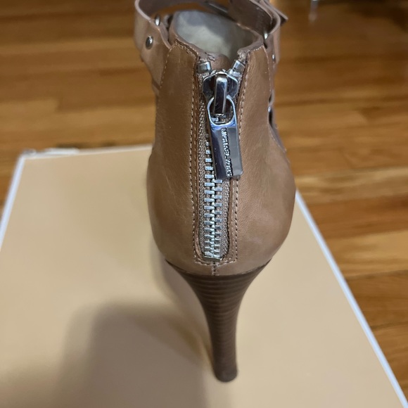 MICHAEL KORS LEONIA BOOTIES IN TAUPE SZ 8 STRAPPY HEEL - Picture 5 of 11